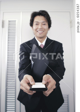 名刺を手渡す男性 名刺を手渡す男性 6054387