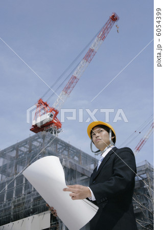 建築現場で図面を広げる男性 6054399