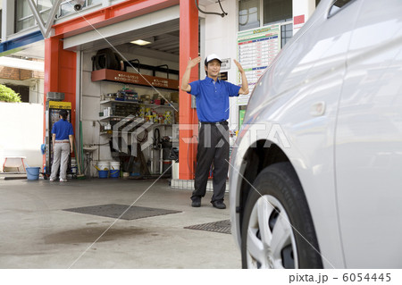 ガソリンスタンドに車を誘導する男性店員 ガソリンスタンドに車を誘導する男性店員 6054445