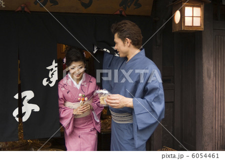 駄菓子屋の暖簾をくぐる和服姿の男女 6054461