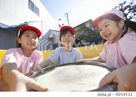 遊具で遊ぶ幼稚園児３人 6054532