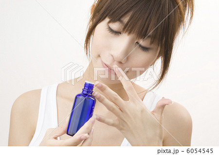 アロマオイルの香りを楽しむ女性 6054545