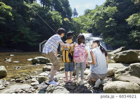 渓流に立つ家族4人の後姿 渓流に立つ家族4人の後姿 6054621