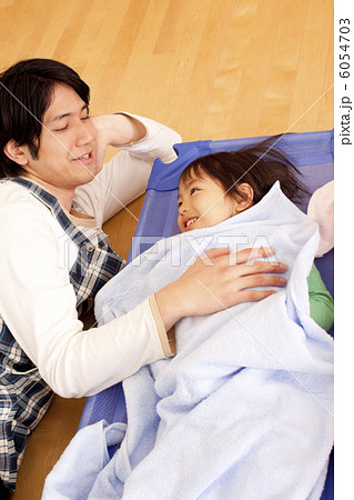 子供を寝かしつける保育士 6054703