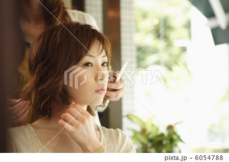 美容室で考える女性 6054788