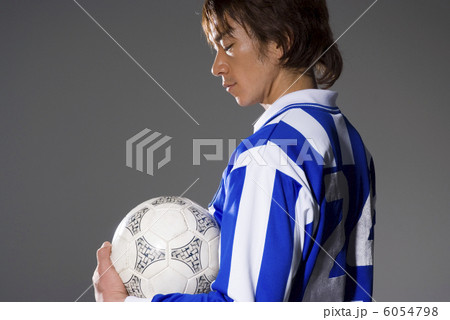 ボールを持ったサッカー選手 ボールを持ったサッカー選手 6054798