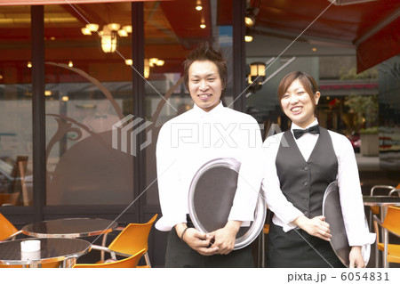 カフェの前に立つ店員 6054831