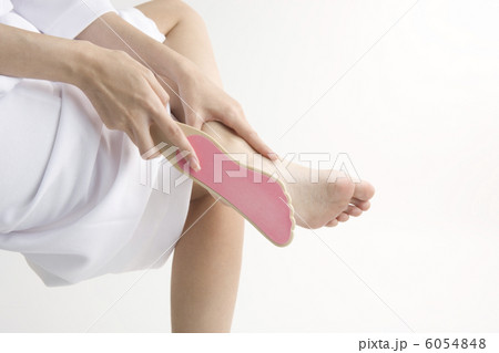 足の裏の手入れをする女性 足の裏の手入れをする女性 6054848