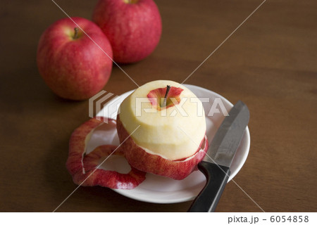皮を剥いたリンゴとナイフ 6054858