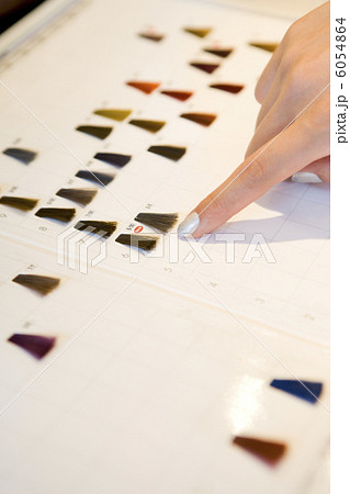 ヘアカラーチャートを差す指 6054864