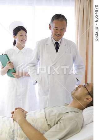 患者の回診をする医師と看護師 6054870