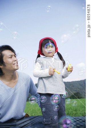 シャボン玉をする父と娘 シャボン玉をする父と娘 6054878
