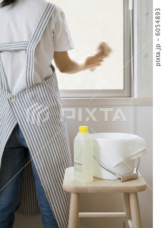 窓ガラスを拭く女性 6054893