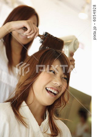 髪をブローされる女性 6054928