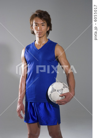 ボールを持ったサッカー選手 ボールを持ったサッカー選手 6055017