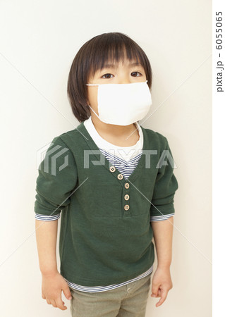 マスクを着けた男の子 マスクを着けた男の子 6055065