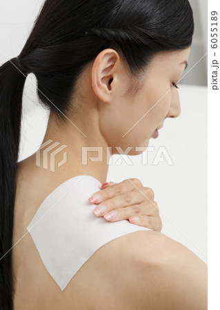 貼り薬を肩に貼った若い女性 貼り薬を肩に貼った若い女性 6055189