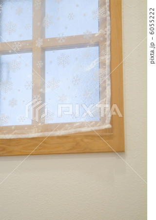 雪の柄のカーテンがかかった窓 6055222