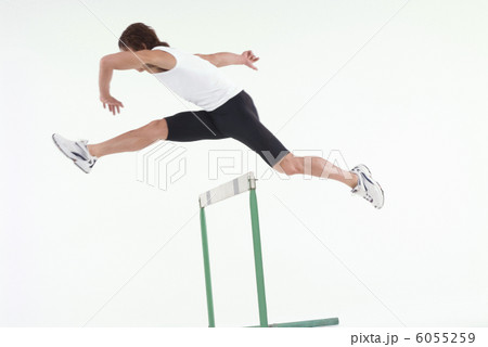 ハードルを飛ぶ男性 6055259