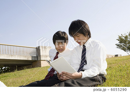 本を読む中学生 6055290