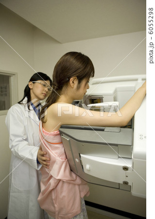 マンモグラフィ検診を受ける女性患者 6055298