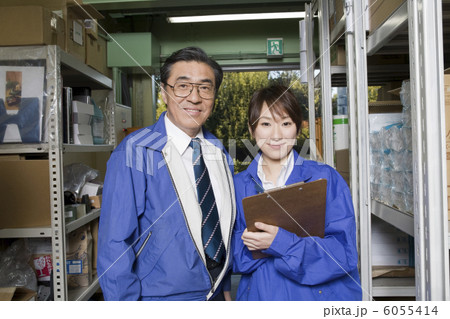 上司と女性社員 6055414