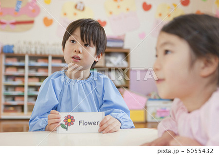英語カードを持つ男の子 英語カードを持つ男の子 6055432
