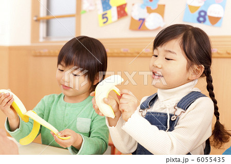 バナナの皮をむく男の子と女の子 6055435