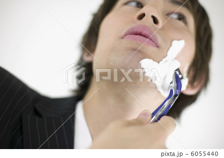 髭を剃るビジネスマン 6055440