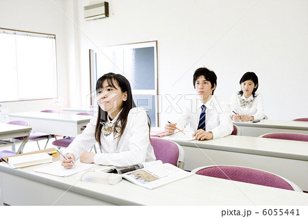 勉強する中学生たち 勉強する中学生たち 6055441