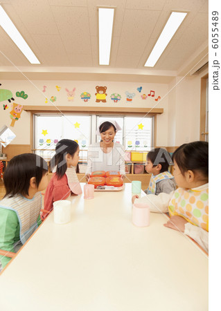 給食を待つ子供4人と保育士 給食を待つ子供4人と保育士 6055489