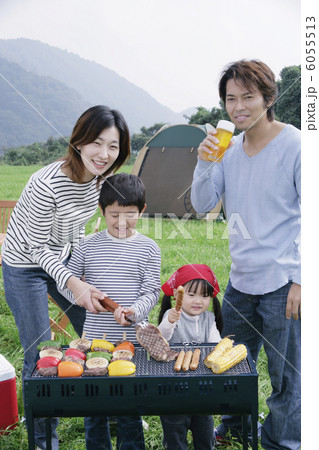 草原でバーベキューをする家族 草原でバーベキューをする家族 6055513
