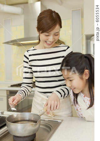 鍋を覗く娘と母親 6055534