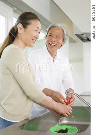 キッチンに立つシニアカップル 6055561