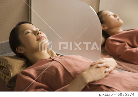 岩盤浴をする女性たち 6055574