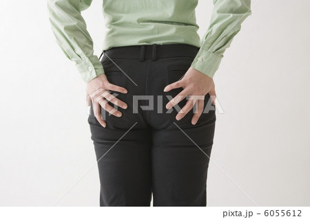 ヒップに手をあてる女性の後ろ姿 ヒップに手をあてる女性の後ろ姿 6055612