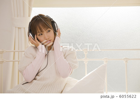 ヘッドフォンで音楽を聴く女性 6055622