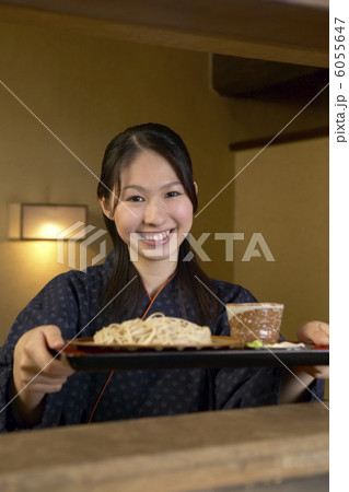 蕎麦のトレーを受け取る女性店員 蕎麦のトレーを受け取る女性店員 6055647