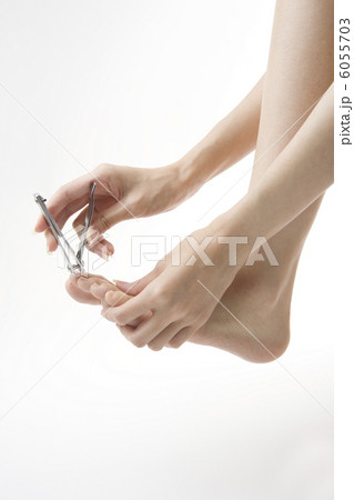 足の爪を切る女性 6055703
