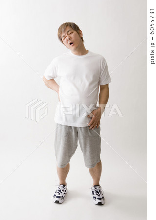 腰に手をあてる中年男性 腰に手をあてる中年男性 6055731