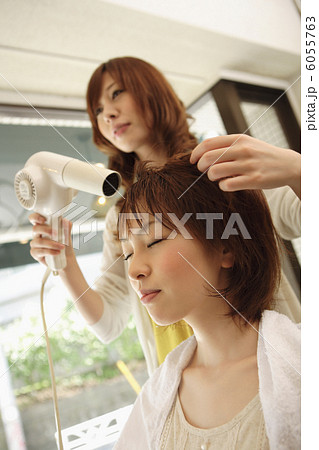 髪をブローされる女性 6055763