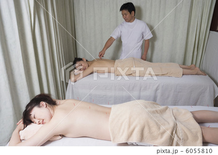 二人の女性の背中と足に鍼を打つ 6055810