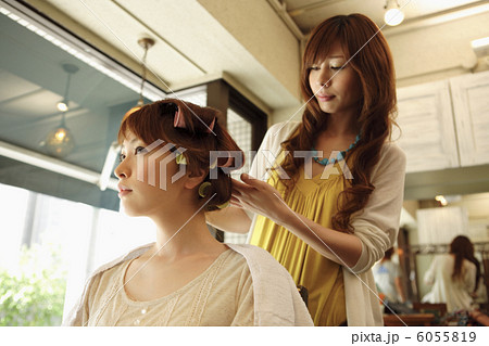 髪にロットを巻かれる女性 6055819