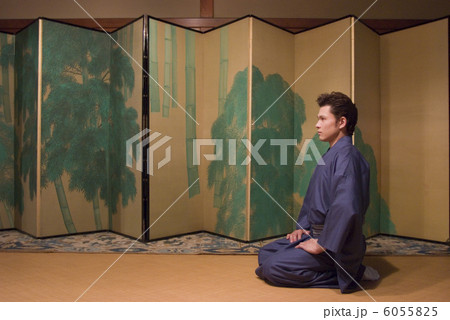 屏風の前に座る和服姿の男性 6055825