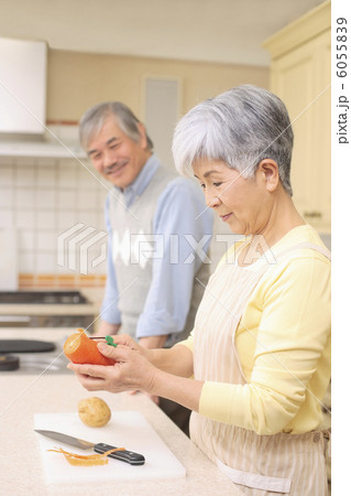 キッチンで料理をするシニアカップル 6055839
