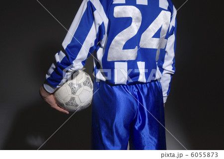 ボールを持ったサッカー選手 6055873