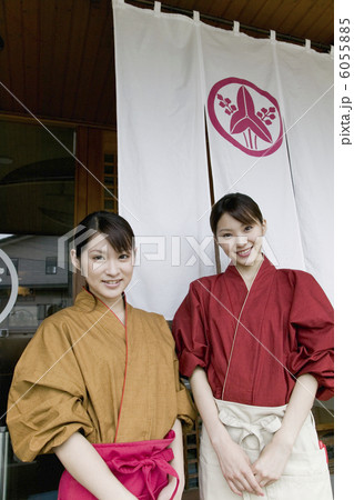 店の前に立つ女性店員たち 店の前に立つ女性店員たち 6055885