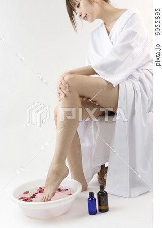 フットバスに入る女性 6055895