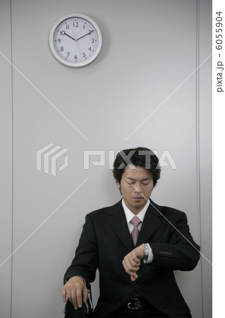 時間を確認する男性 時間を確認する男性 6055904