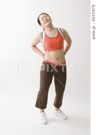腰に手をあてる中年女性 腰に手をあてる中年女性 6055978